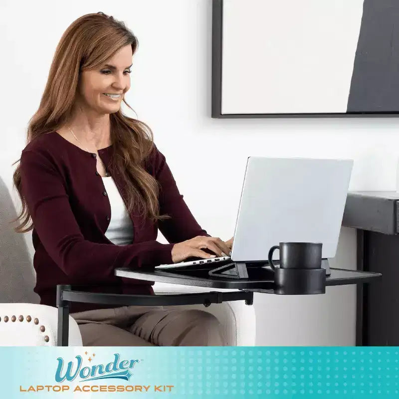 Kit d'accessoires pour ordinateur portable Stander Wonder Tray, porte-gobelet et rehausseurs d'ordinateur portable pour tables TV et tables de lit Stander.