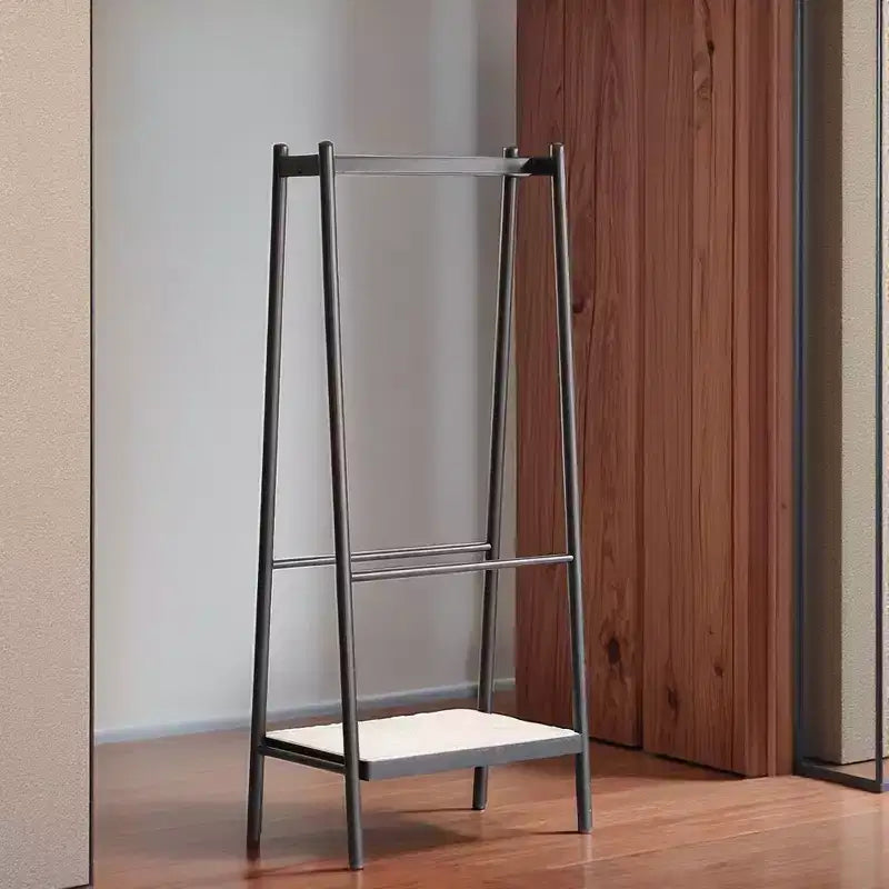 Christopher Knight Home Samantha Portant à vêtements trapézoïdal moderne de 65 po en bois de chêne massif avec étagère en rotin