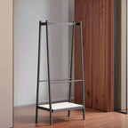 Christopher Knight Home Samantha Portant à vêtements trapézoïdal moderne de 65 po en bois de chêne massif avec étagère en rotin