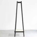 Christopher Knight Home Samantha Portant à vêtements trapézoïdal moderne de 65 po en bois de chêne massif avec étagère en rotin