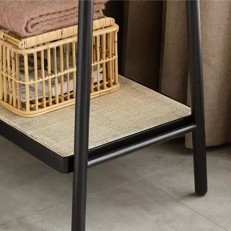 Christopher Knight Home Samantha Portant à vêtements trapézoïdal moderne de 65 po en bois de chêne massif avec étagère en rotin