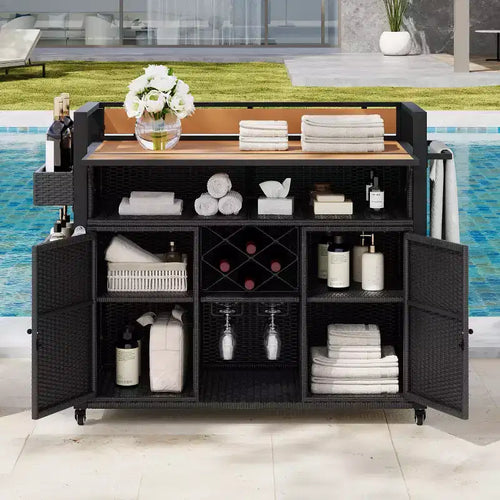 Chariot de grillades d'extérieur en osier de 52,8 po avec plateau de table extensible, îlot de cuisine roulant avec grand espace de rangement, étagères à épices et roues verrouillables - ModernLuxe