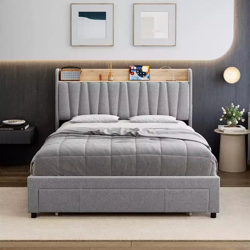 Cadre de lit King Size avec tête de lit de rangement, station de charge, plateforme rembourrée avec tiroirs, lattes en bois robustes, sans sommier tapissier, gris clair