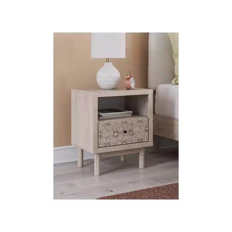 Table de Chevet Birkmore de Signature Design by Ashley avec Un Tiroir et Port de Charge USB, Finition Chêne Clair, Tiroir à Accents Floraux, Beige