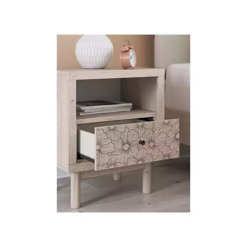 Table de Chevet Birkmore de Signature Design by Ashley avec Un Tiroir et Port de Charge USB, Finition Chêne Clair, Tiroir à Accents Floraux, Beige