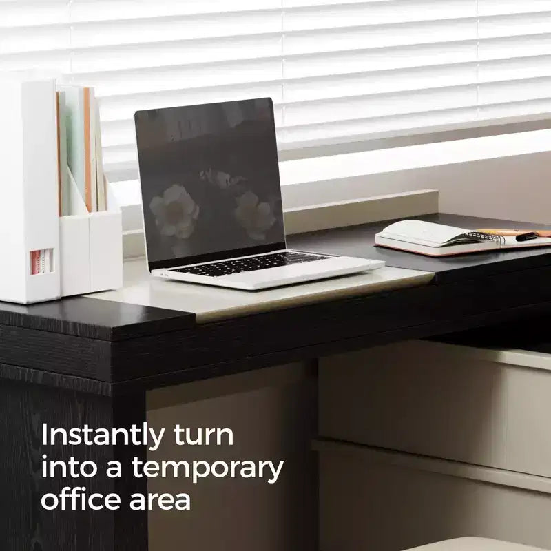 Bureau ou coiffeuse Luck Live, moderne, réglable et extensible selon plusieurs angles, accompagnée d'un tabouret moelleux.