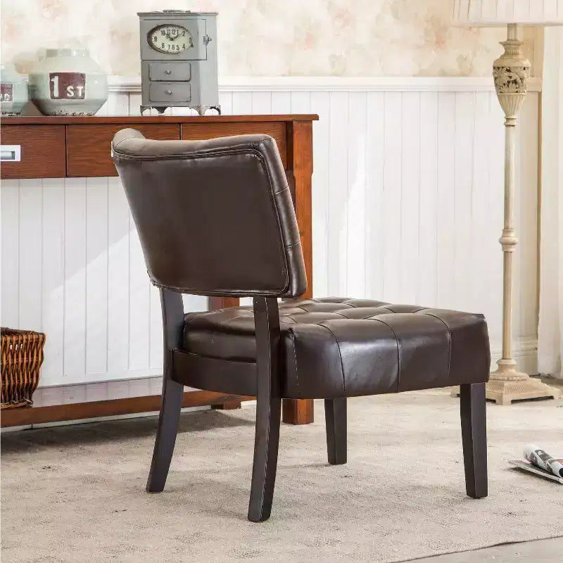 Fauteuil d'appoint moderne Okak avec revêtement touffeté confortable, coussins profonds, fauteuil en cuir mélangé avec assise surdimensionnée et pieds en bois massif.