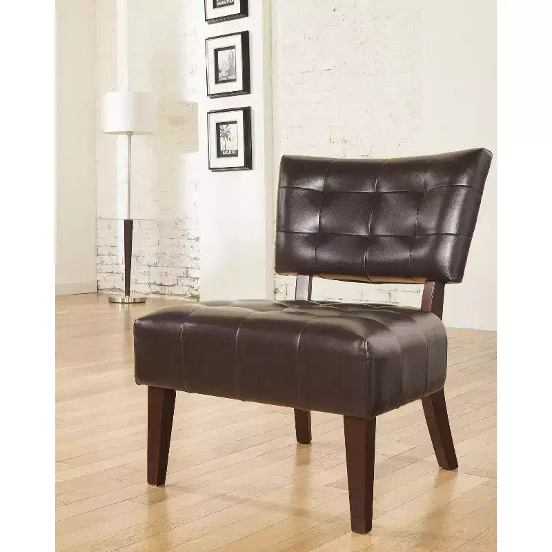 Fauteuil d'appoint moderne Okak avec revêtement touffeté confortable, coussins profonds, fauteuil en cuir mélangé avec assise surdimensionnée et pieds en bois massif.