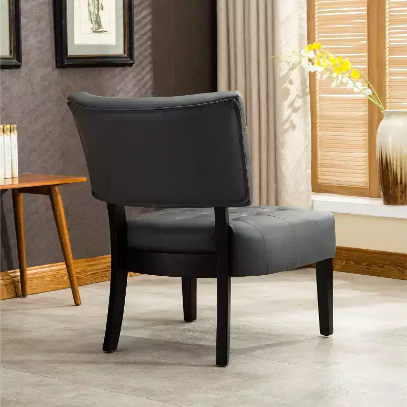 Fauteuil d'appoint moderne Okak avec revêtement touffeté confortable, coussins profonds, fauteuil en cuir mélangé avec assise surdimensionnée et pieds en bois massif.