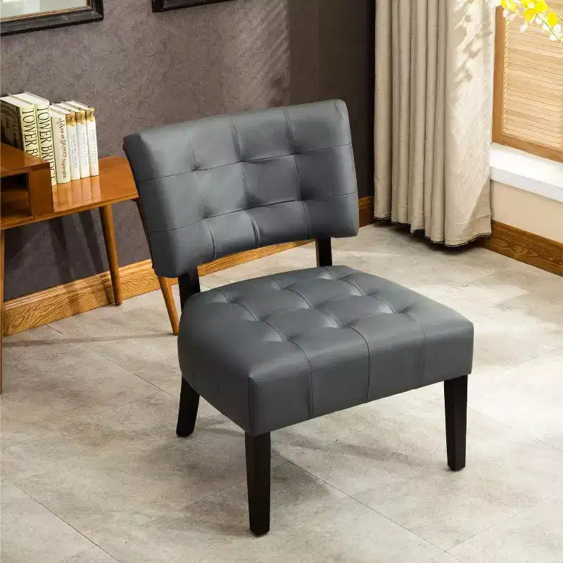 Fauteuil d'appoint moderne Okak avec revêtement touffeté confortable, coussins profonds, fauteuil en cuir mélangé avec assise surdimensionnée et pieds en bois massif.