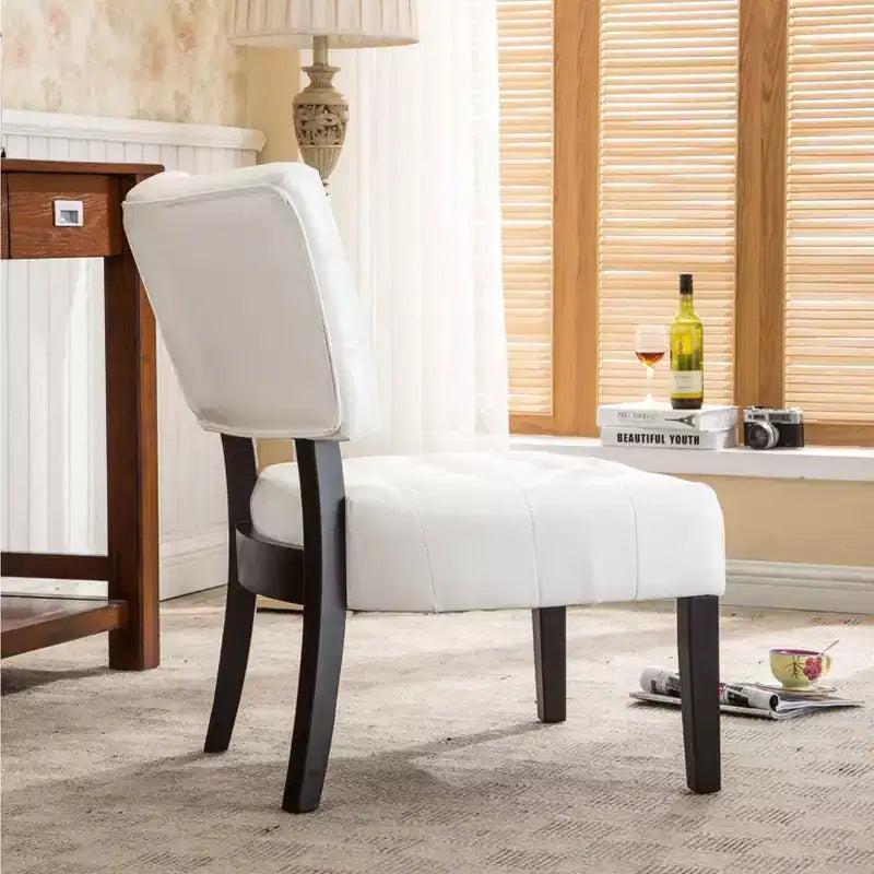 Fauteuil d'appoint moderne Okak avec revêtement touffeté confortable, coussins profonds, fauteuil en cuir mélangé avec assise surdimensionnée et pieds en bois massif.