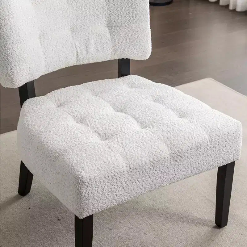 Fauteuil d'appoint moderne Okak avec revêtement touffeté confortable, coussins profonds, fauteuil en cuir mélangé avec assise surdimensionnée et pieds en bois massif.