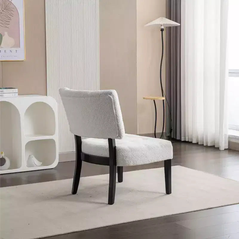 Fauteuil d'appoint moderne Okak avec revêtement touffeté confortable, coussins profonds, fauteuil en cuir mélangé avec assise surdimensionnée et pieds en bois massif.