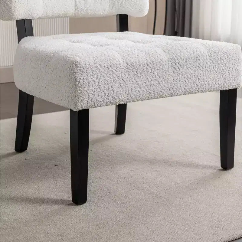 Fauteuil d'appoint moderne Okak avec revêtement touffeté confortable, coussins profonds, fauteuil en cuir mélangé avec assise surdimensionnée et pieds en bois massif.