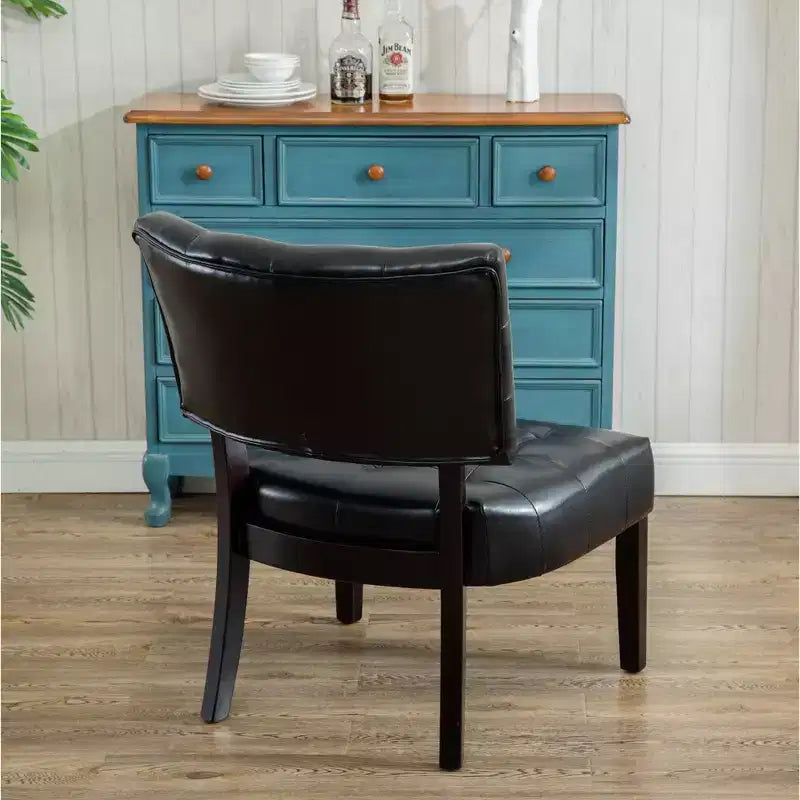 Fauteuil d'appoint moderne Okak avec revêtement touffeté confortable, coussins profonds, fauteuil en cuir mélangé avec assise surdimensionnée et pieds en bois massif.