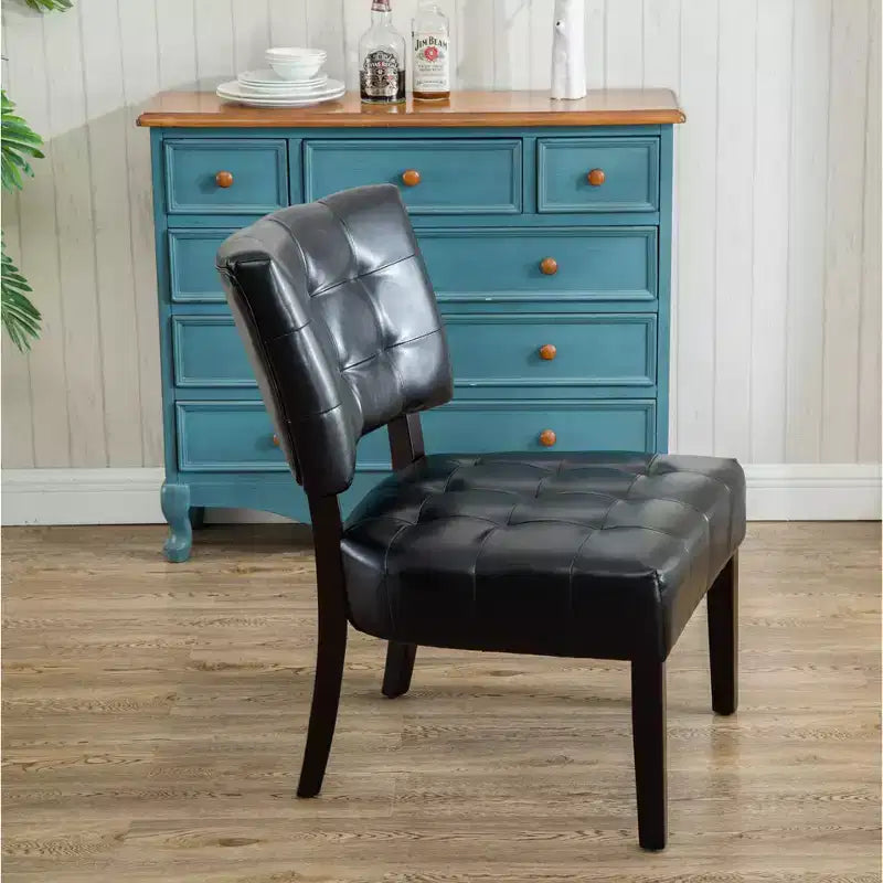 Fauteuil d'appoint moderne Okak avec revêtement touffeté confortable, coussins profonds, fauteuil en cuir mélangé avec assise surdimensionnée et pieds en bois massif.