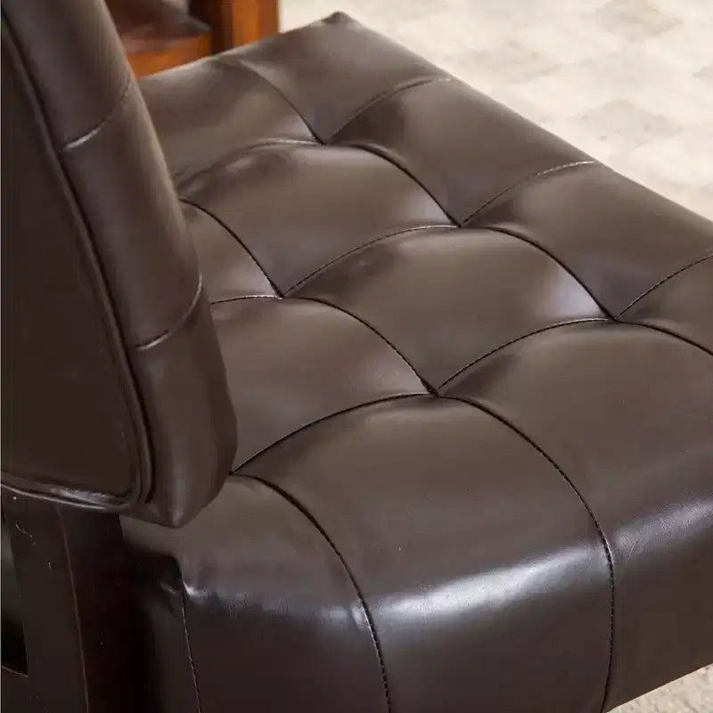 Fauteuil d'appoint moderne Okak avec revêtement touffeté confortable, coussins profonds, fauteuil en cuir mélangé avec assise surdimensionnée et pieds en bois massif.