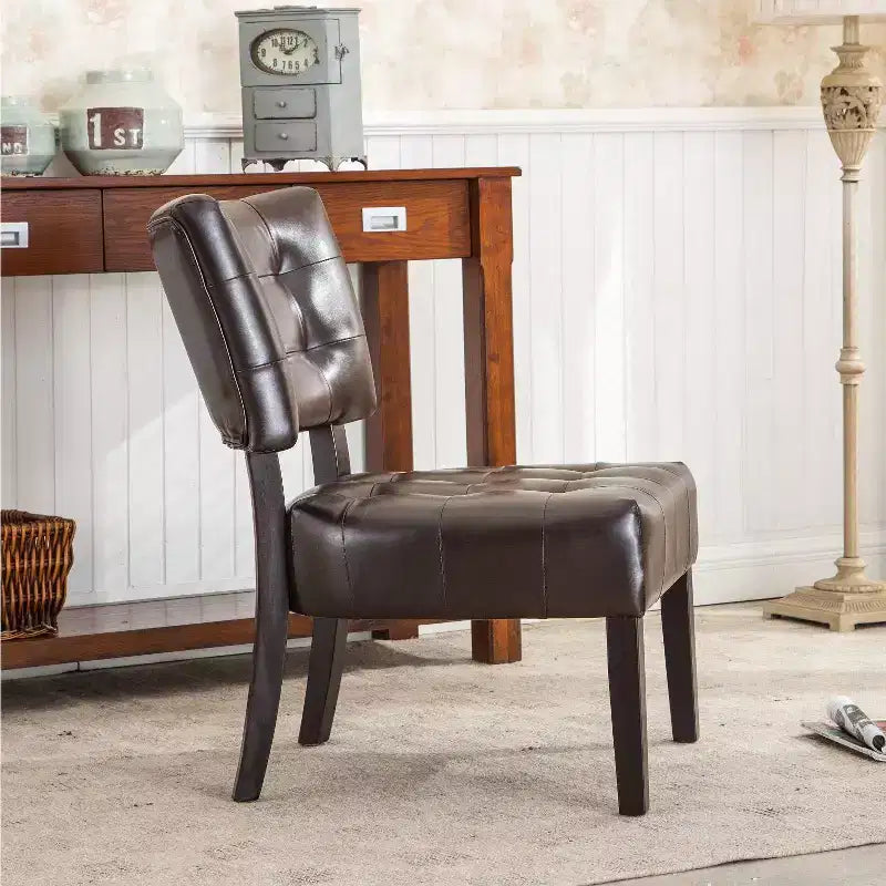 Fauteuil d'appoint moderne Okak avec revêtement touffeté confortable, coussins profonds, fauteuil en cuir mélangé avec assise surdimensionnée et pieds en bois massif.