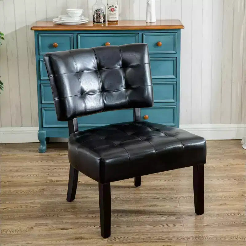 Fauteuil d'appoint moderne Okak avec revêtement touffeté confortable, coussins profonds, fauteuil en cuir mélangé avec assise surdimensionnée et pieds en bois massif.