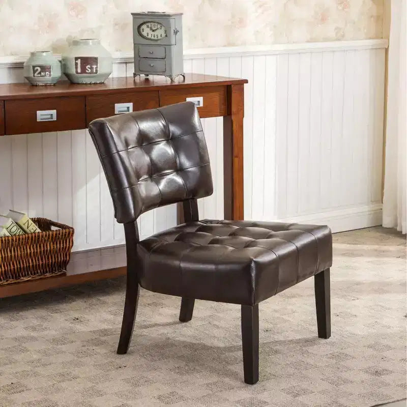 Fauteuil d'appoint moderne Okak avec revêtement touffeté confortable, coussins profonds, fauteuil en cuir mélangé avec assise surdimensionnée et pieds en bois massif.