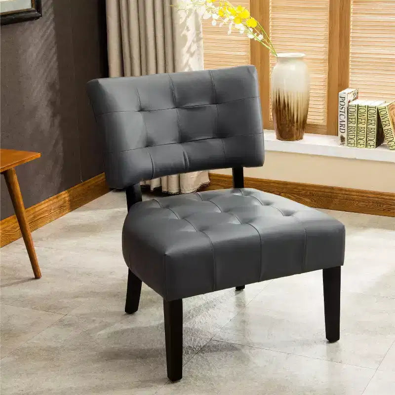 Fauteuil d'appoint moderne Okak avec revêtement touffeté confortable, coussins profonds, fauteuil en cuir mélangé avec assise surdimensionnée et pieds en bois massif.