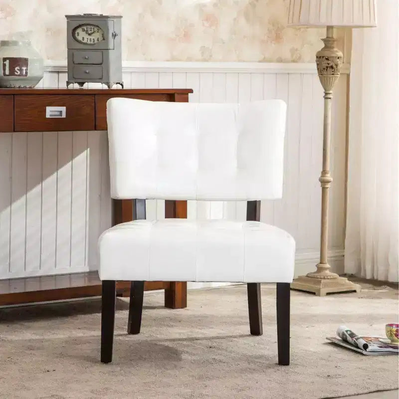 Fauteuil d'appoint moderne Okak avec revêtement touffeté confortable, coussins profonds, fauteuil en cuir mélangé avec assise surdimensionnée et pieds en bois massif.