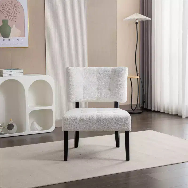 Fauteuil d'appoint moderne Okak avec revêtement touffeté confortable, coussins profonds, fauteuil en cuir mélangé avec assise surdimensionnée et pieds en bois massif.