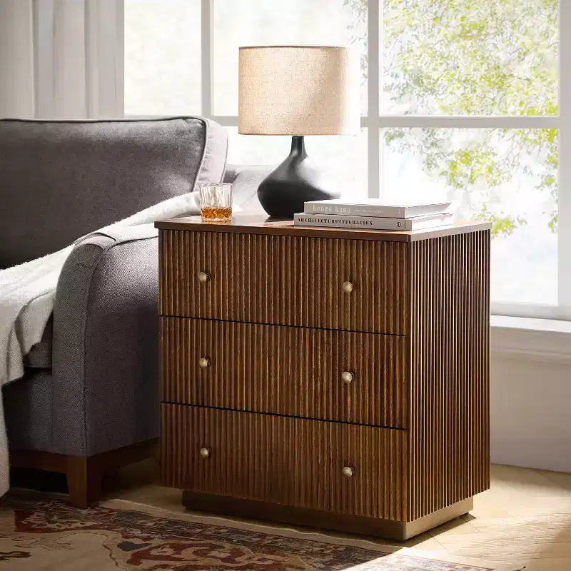 Table d'appoint moderne Sara à 3 tiroirs avec station de charge intégrée|ART OF LIVING DESIGNS-WALNUT