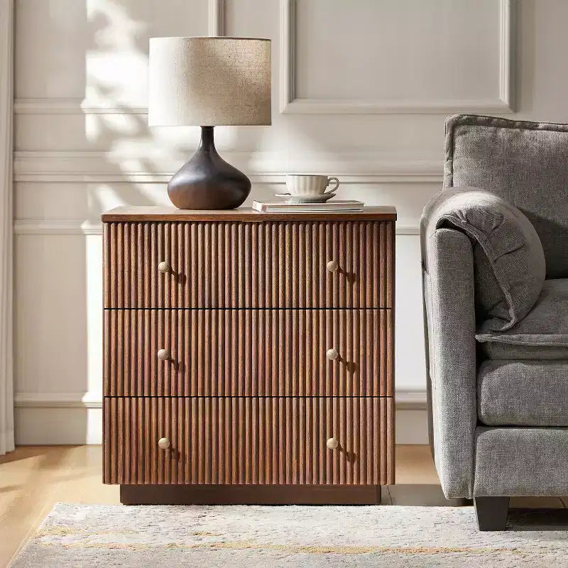 Table d'appoint moderne Sara à 3 tiroirs avec station de charge intégrée|ART OF LIVING DESIGNS-WALNUT