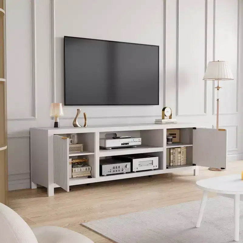 Meuble TV Garvee cannelé pour 80 pouces, meuble de divertissement moderne avec rangement, meuble média en bois avec porte cannelée pour salon