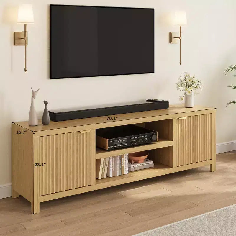 Meuble TV Garvee cannelé pour 80 pouces, meuble de divertissement moderne avec rangement, meuble média en bois avec porte cannelée pour salon