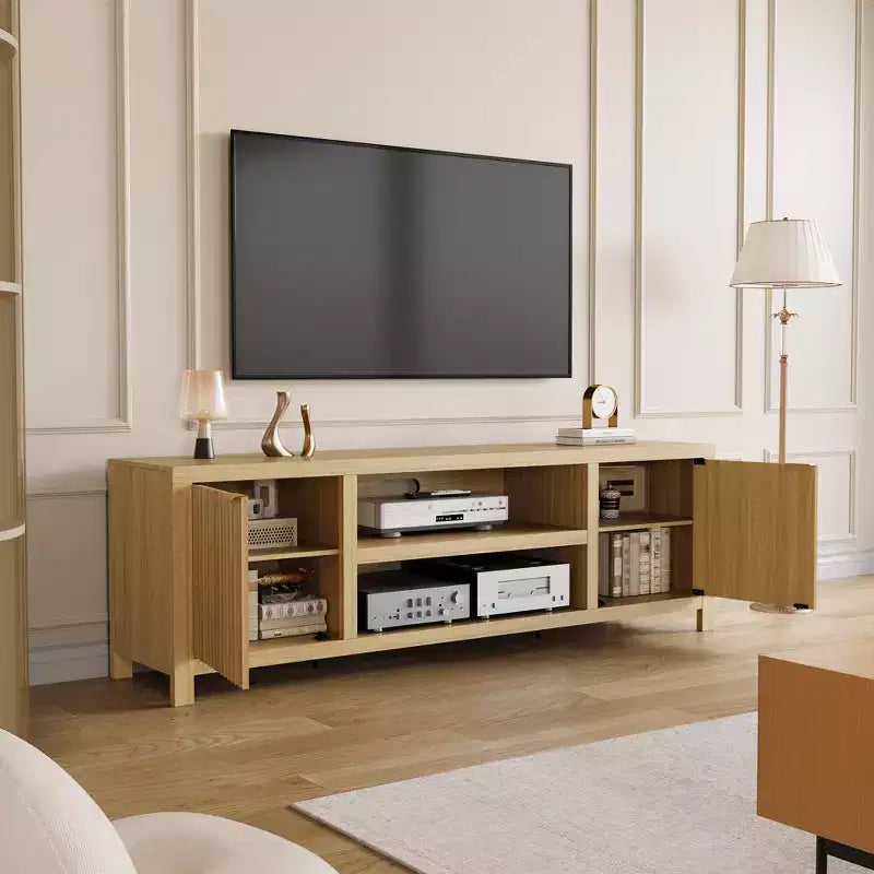 Meuble TV Garvee cannelé pour 80 pouces, meuble de divertissement moderne avec rangement, meuble média en bois avec porte cannelée pour salon