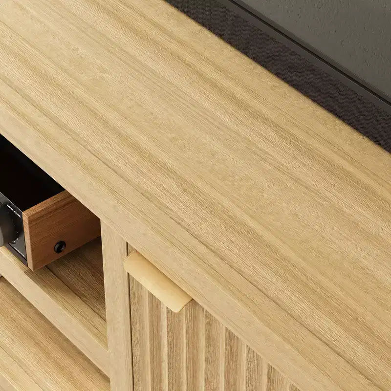 Meuble TV Garvee cannelé pour 80 pouces, meuble de divertissement moderne avec rangement, meuble média en bois avec porte cannelée pour salon