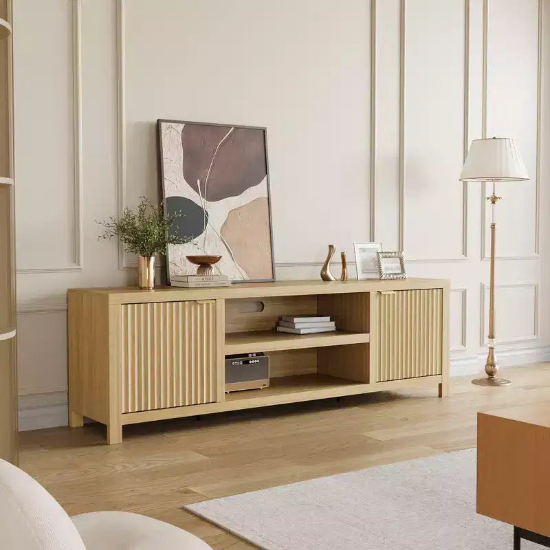 Meuble TV Garvee cannelé pour 80 pouces, meuble de divertissement moderne avec rangement, meuble média en bois avec porte cannelée pour salon