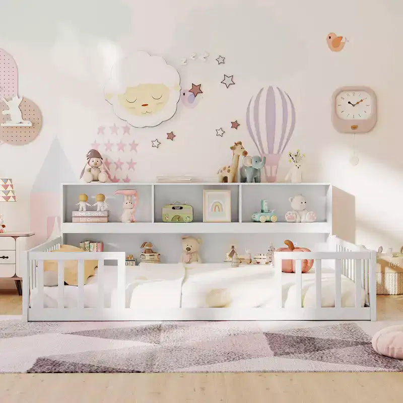 Lit de sol Montessori Costway pour lits jumeaux/doubles avec étagères de rangement et barrières de sécurité Blanc/Gris
