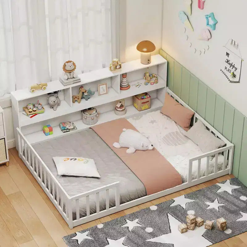 Lit de sol Montessori Costway pour lits jumeaux/doubles avec étagères de rangement et barrières de sécurité Blanc/Gris