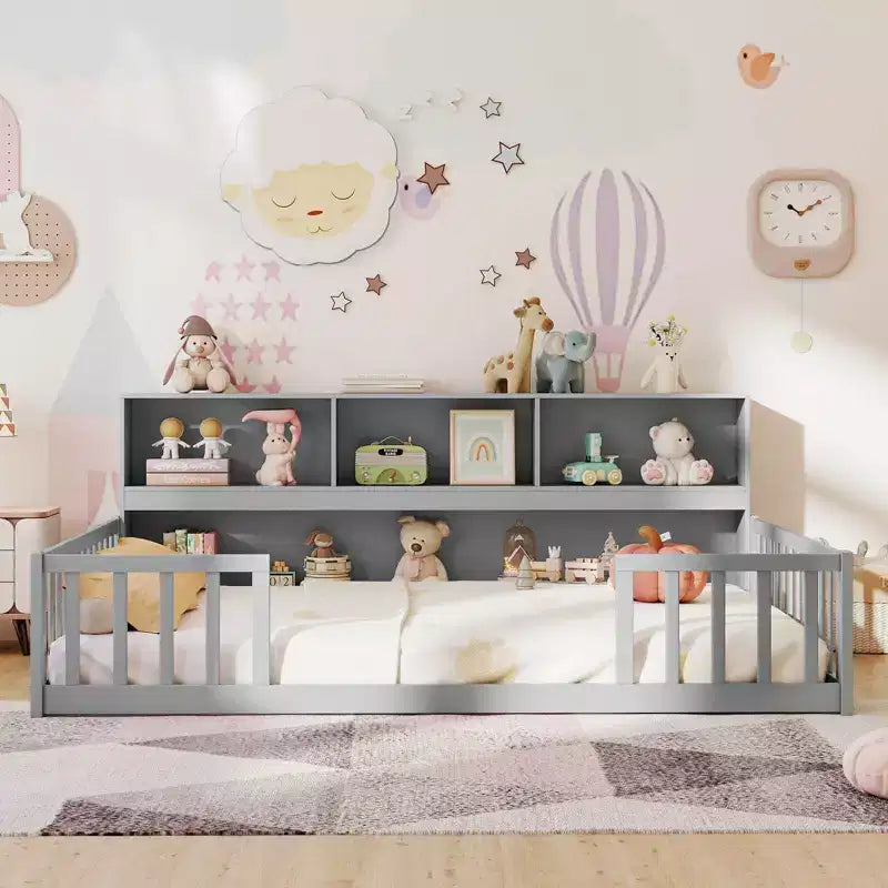Lit de sol Montessori Costway pour lits jumeaux/doubles avec étagères de rangement et barrières de sécurité Blanc/Gris