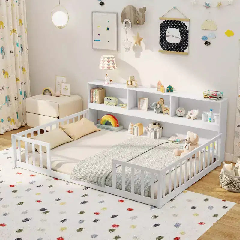Lit de sol Montessori Costway pour lits jumeaux/doubles avec étagères de rangement et barrières de sécurité Blanc/Gris