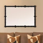 Miroir en bois perlé chic à cadre chevillée Storied Home, noir