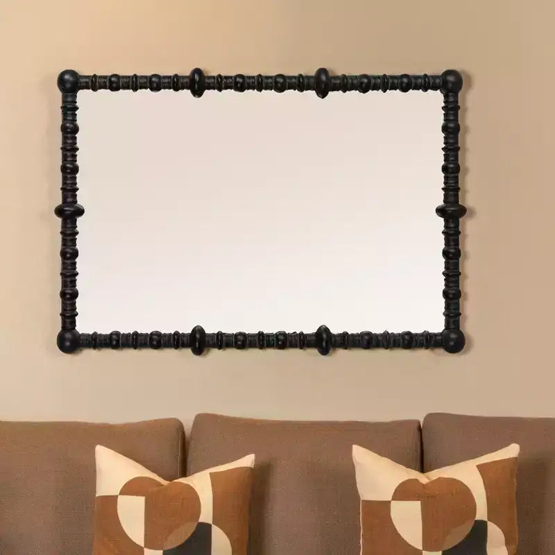 Miroir en bois perlé chic à cadre chevillée Storied Home, noir