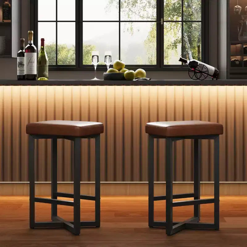 Lot de 4 tabourets de bar, tabourets de bar sans dossier de 62,5 cm de hauteur de comptoir, sièges en cuir PU rembourrés avec cadre en X en métal et repose-pieds, tabourets de cuisine modernes
