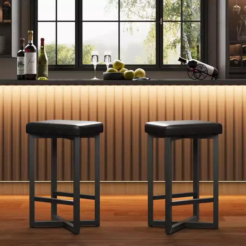 Lot de 4 tabourets de bar, tabourets de bar sans dossier de 62,5 cm de hauteur de comptoir, sièges en cuir PU rembourrés avec cadre en X en métal et repose-pieds, tabourets de cuisine modernes