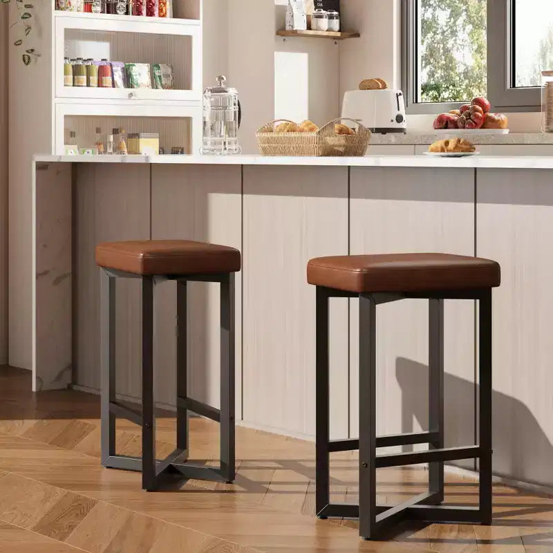 Lot de 4 tabourets de bar, tabourets de bar sans dossier de 62,5 cm de hauteur de comptoir, sièges en cuir PU rembourrés avec cadre en X en métal et repose-pieds, tabourets de cuisine modernes