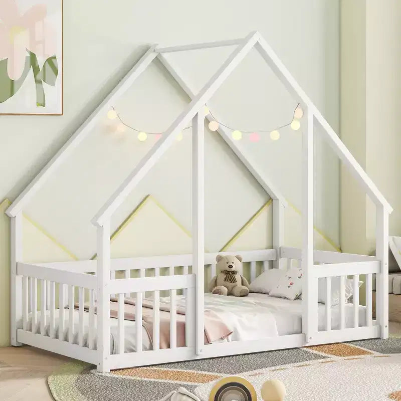 Lit double au sol en bois en forme de maison MAYEERTY avec clôture et garde-corps Blanc