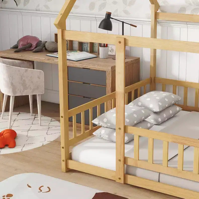 Lit double et lit au sol Whisen, structure en bois avec clôture pour des espaces de sommeil sûrs et imaginatifs pour les enfants