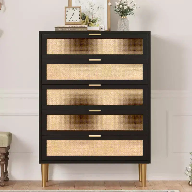 Commode 5 tiroirs en rotin 44, commode étroite et haute, commode verticale en bois de style ferme noire avec pieds et poignées en métal pour chambre et salon