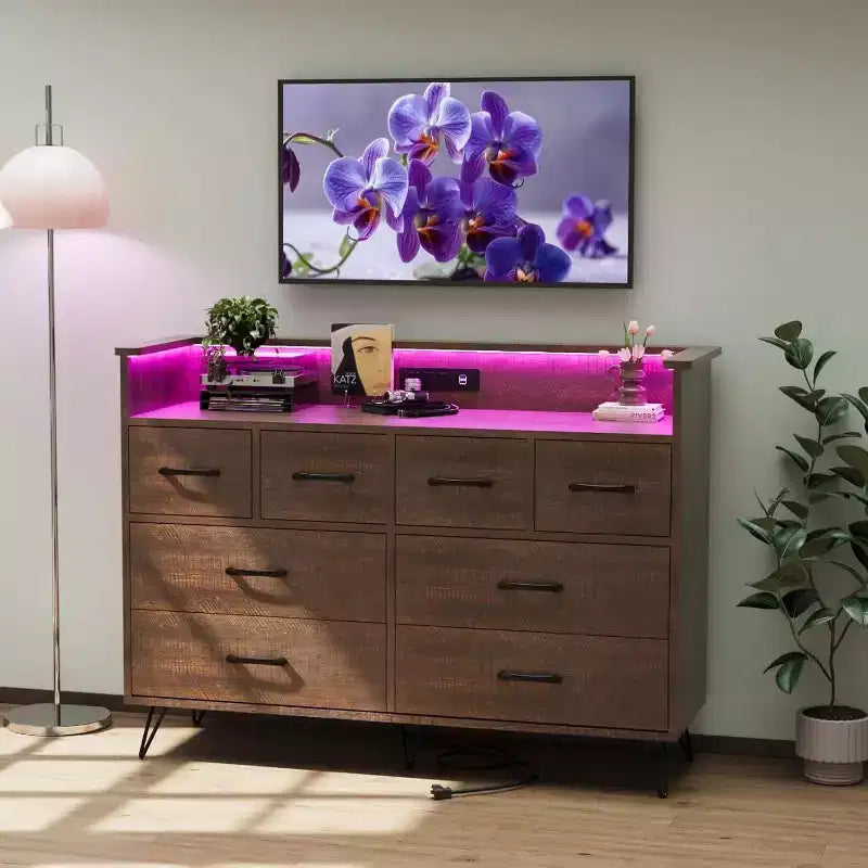 Meuble TV commode, commode de chambre avec lumière LED et station de recharge Centre de divertissement avec rangement 8 tiroirs Commodes en bois avec espace ouvert