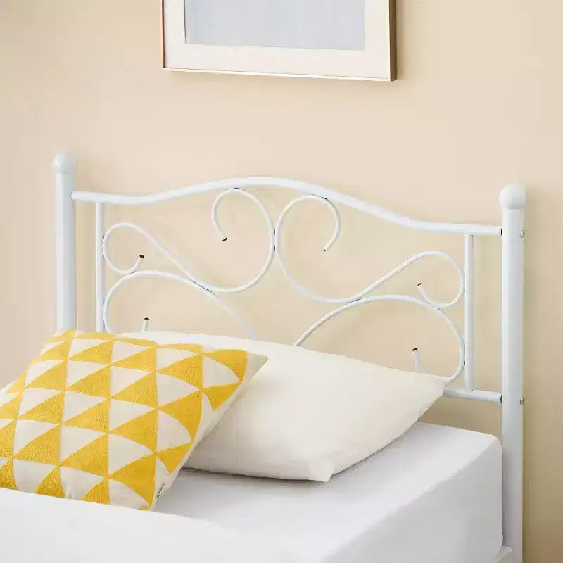 Cadre de lit double en métal avec tête de lit, plateforme durable, lattes en acier robustes, coins arrondis, forte capacité de charge, rangement sous le lit, blanc