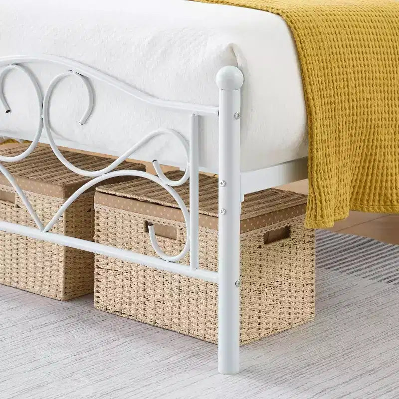 Cadre de lit double en métal avec tête de lit, plateforme durable, lattes en acier robustes, coins arrondis, forte capacité de charge, rangement sous le lit, blanc