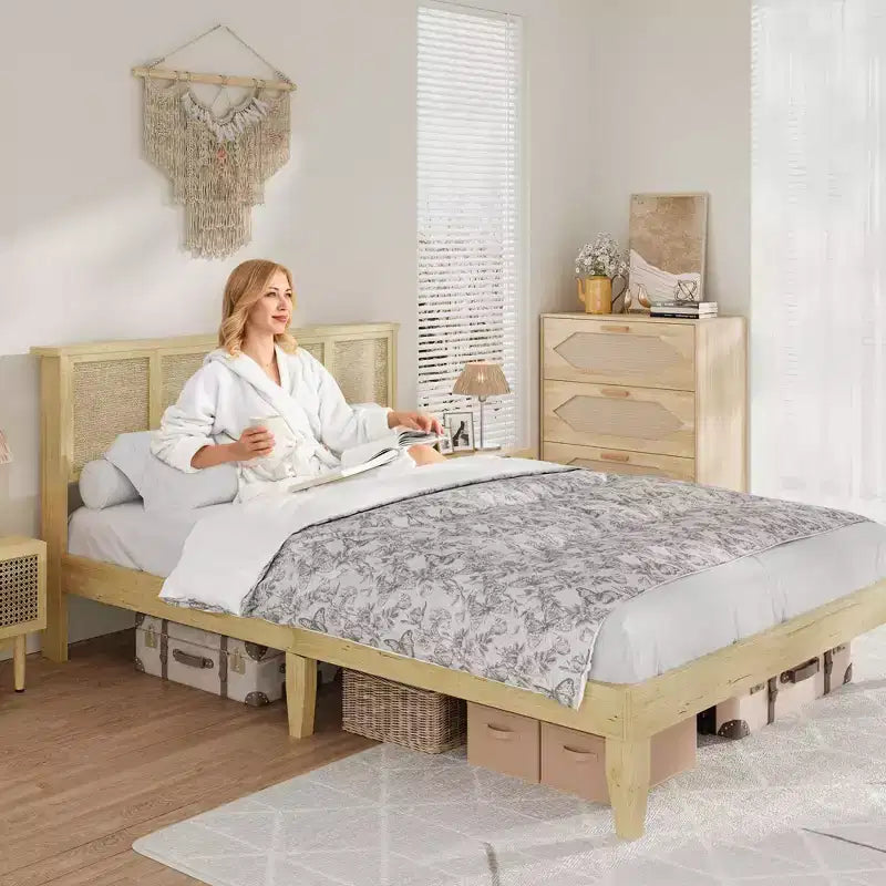 Cadre de lit avec tête de lit en rotin naturel, lattes en bois robustes, plateforme en métal, support de matelas en canne style bohème, aucun sommier tapissier requis, élégant